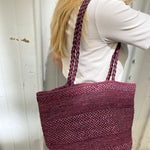 zoom sur le sac seau en raphia bordeaux fait main, BIG SINY- détail du crochet