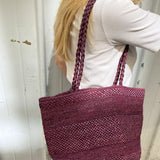 zoom sur le sac seau en raphia bordeaux fait main, BIG SINY- détail du crochet