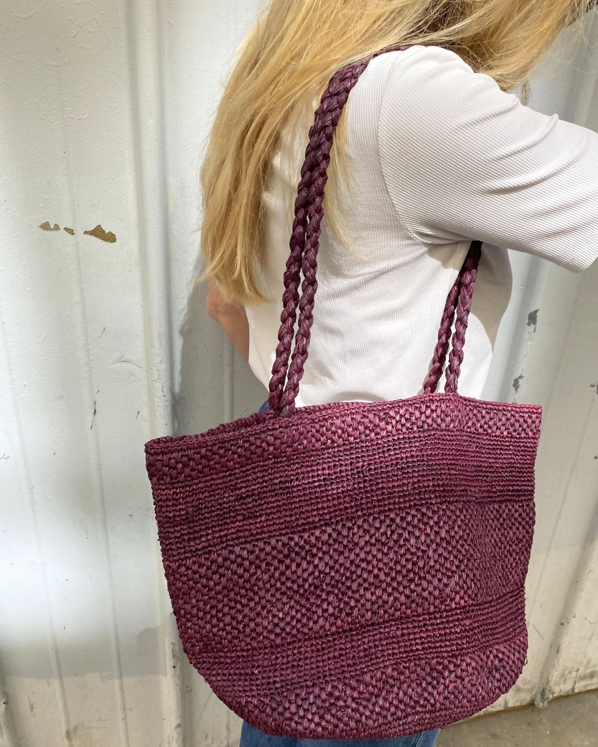 zoom sur le sac seau en raphia bordeaux fait main, BIG SINY- détail du crochet
