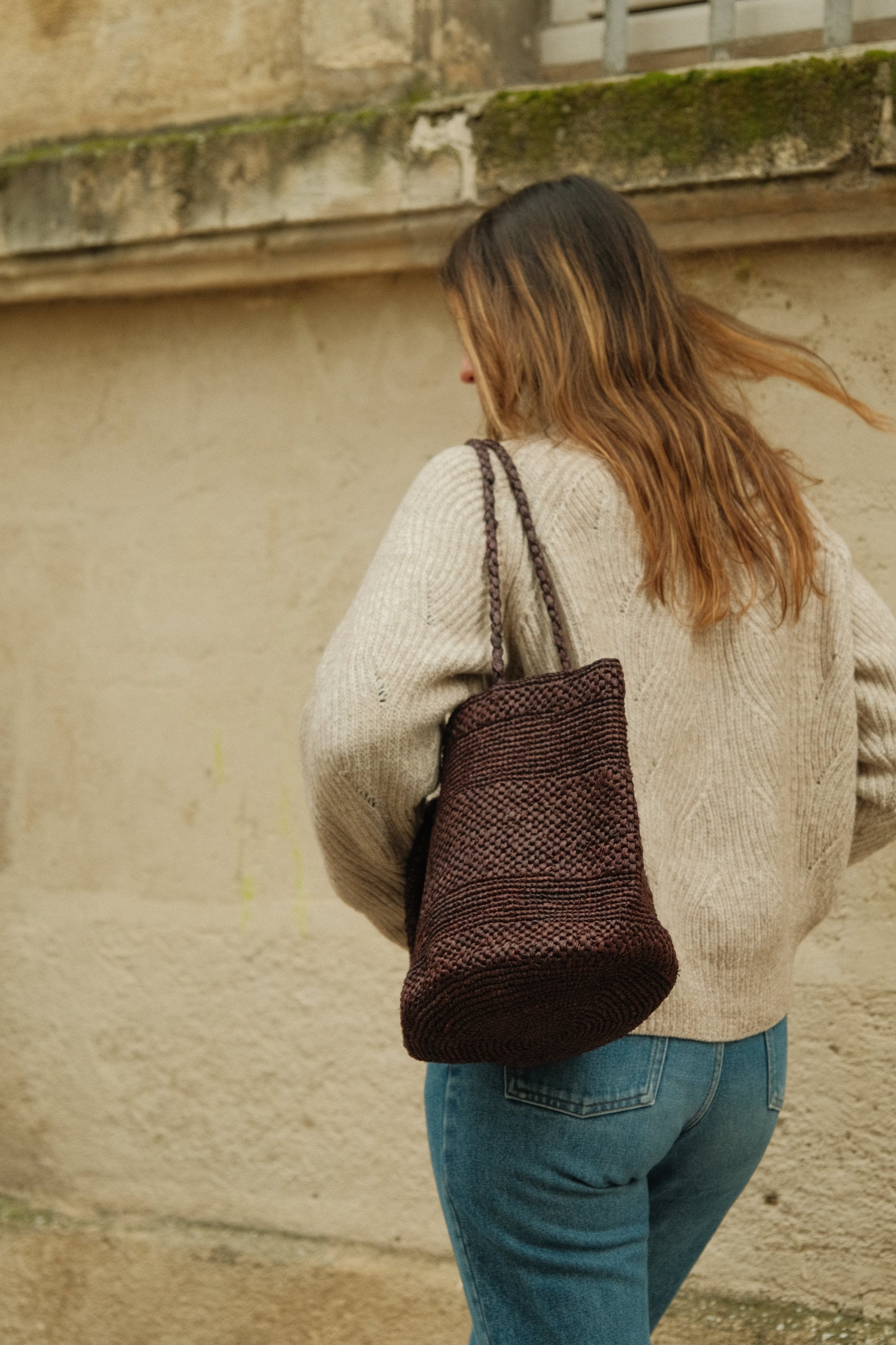 Sac seau en raphia chocolat fait main porté  épaule– BIG SINY
