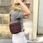 Petit sac seau en raphia chocolat porté à l’épaule, format compact