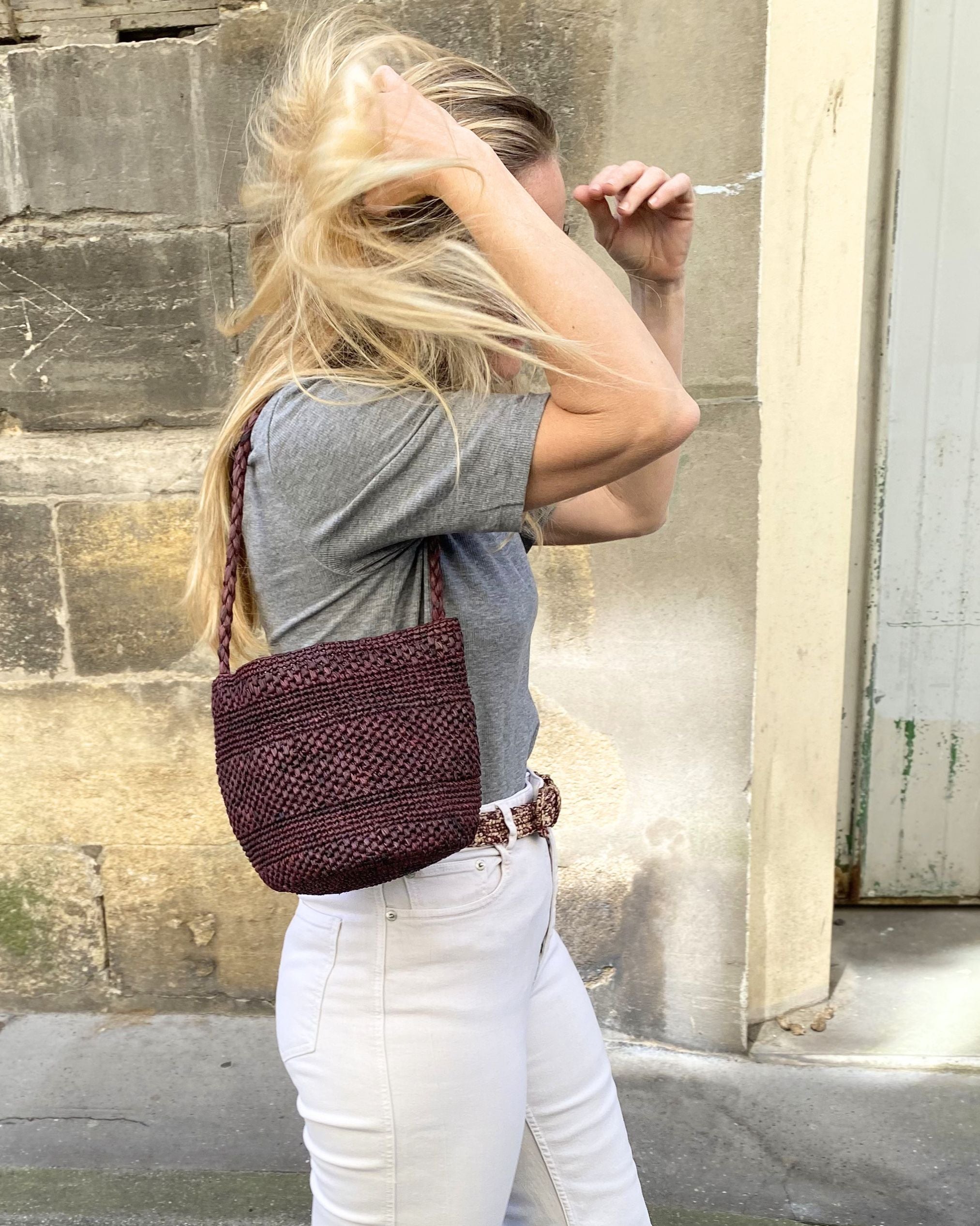 Petit sac seau en raphia chocolat porté à l’épaule, format compact