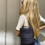 petit sac seau bleu marine en crochet de raphia fait main, SINY