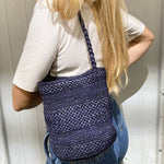 zoom sur le petit sac seau en crochet de raphia fait main, SINY bleu marine