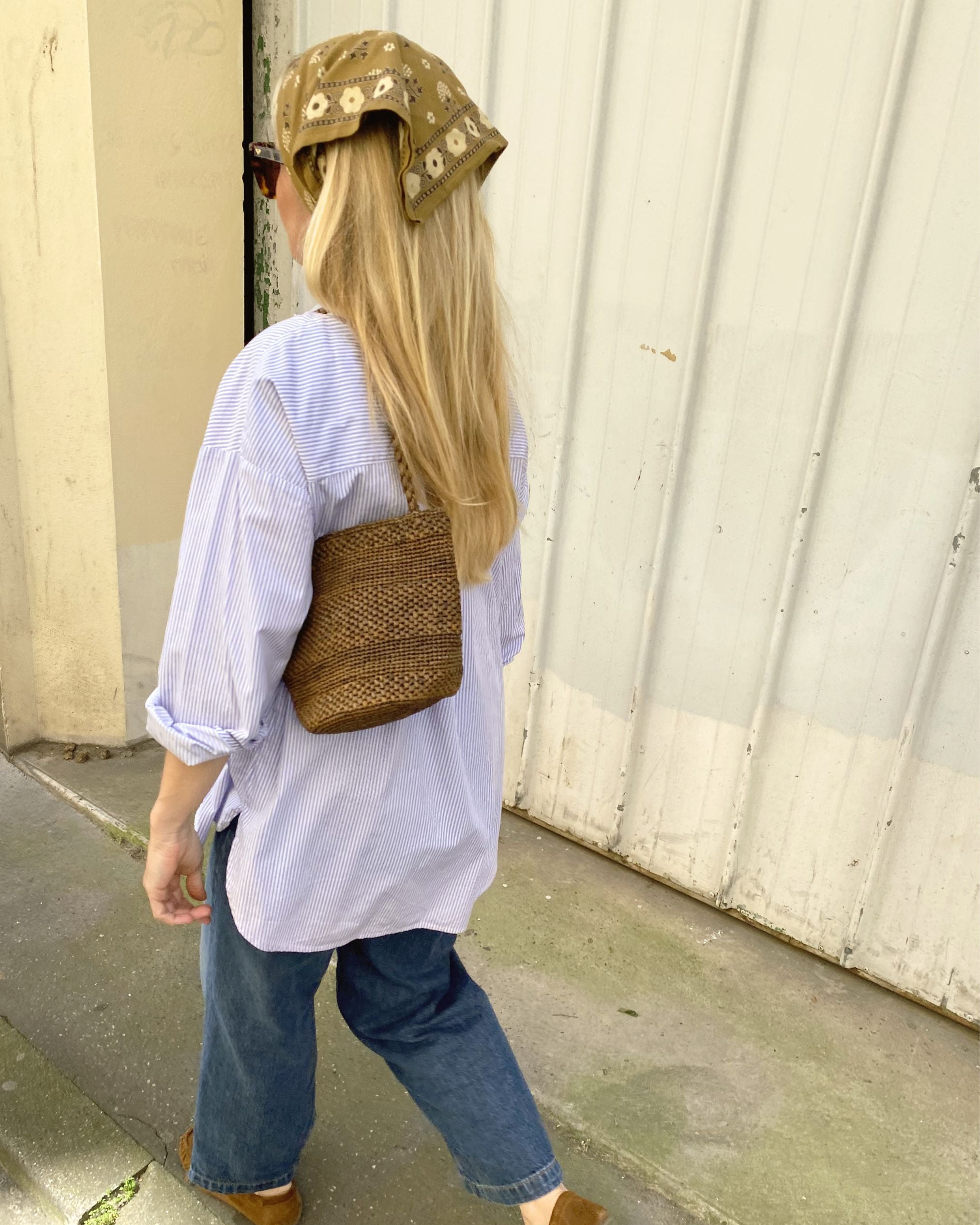 sac seau en raphia marron porté en ville, SINY tabac