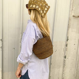 petit sac seau en raphia marron porté en ville, SINY