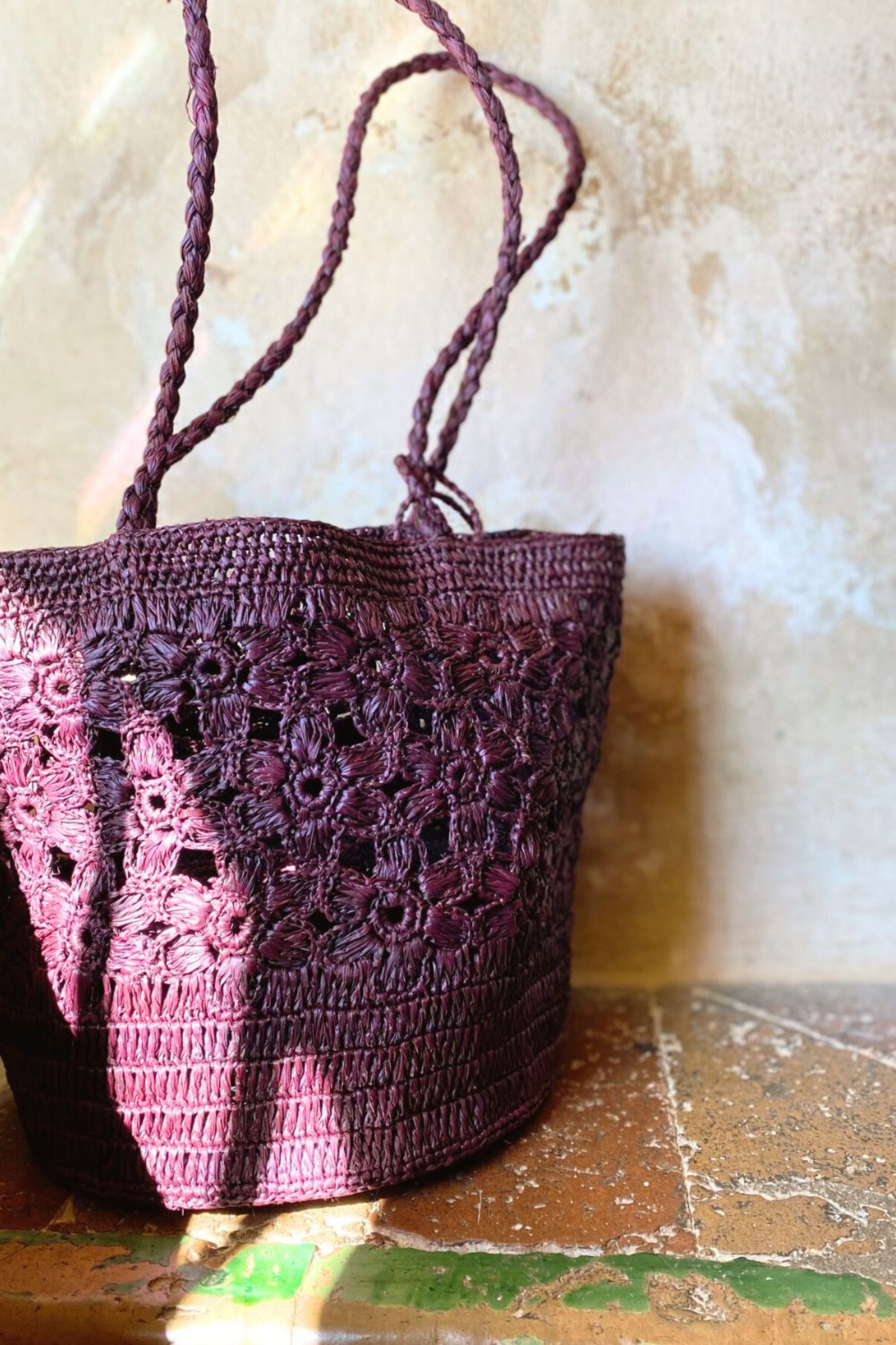 Détails du crochet fleurs du sac seau en raphia fait main – FLORES bordeaux