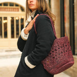 Sac seau en crochet de raphia fait main porté épaule– FLORES bordeaux