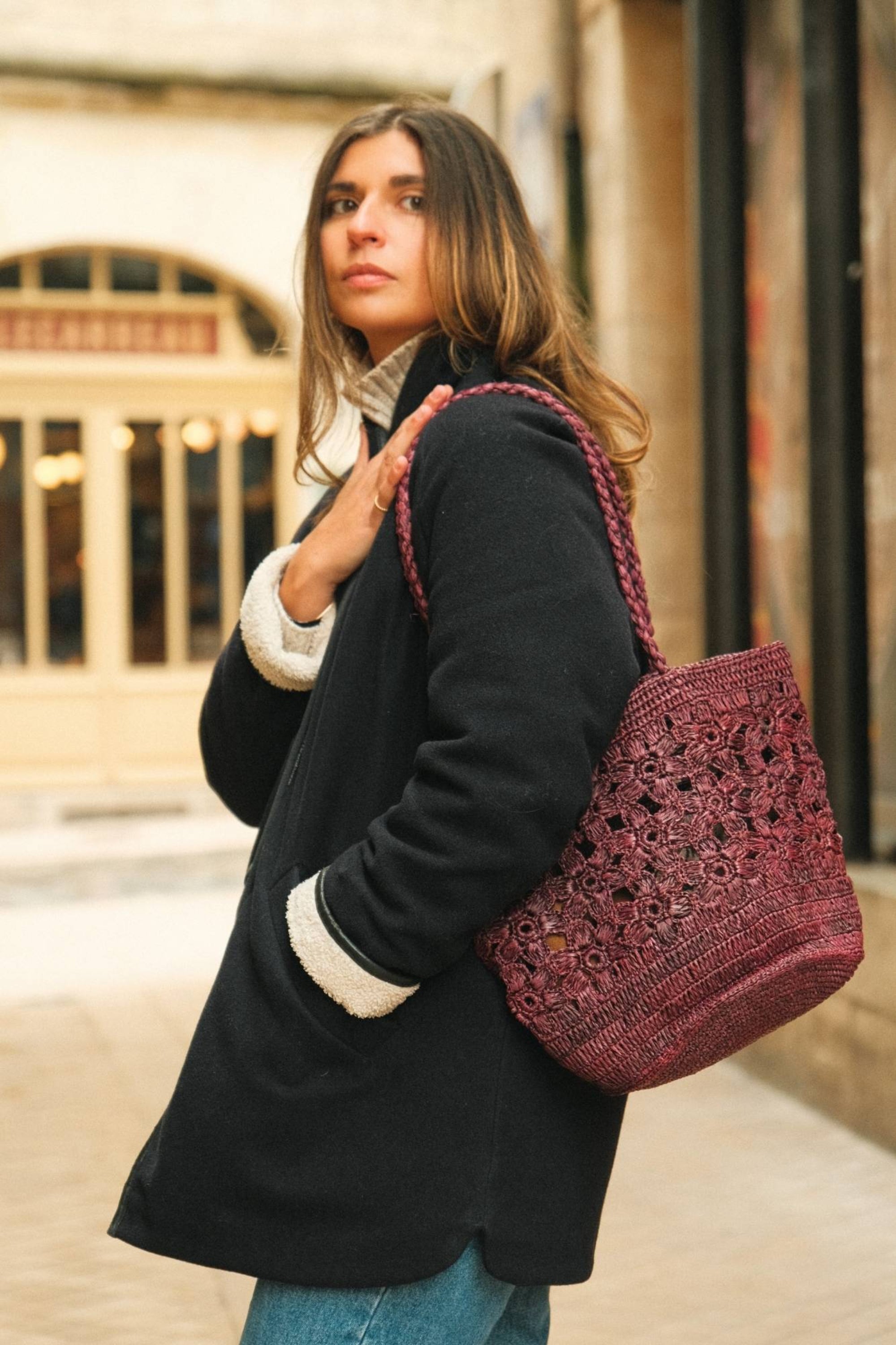 Sac seau en crochet de raphia fait main porté épaule– FLORES bordeaux