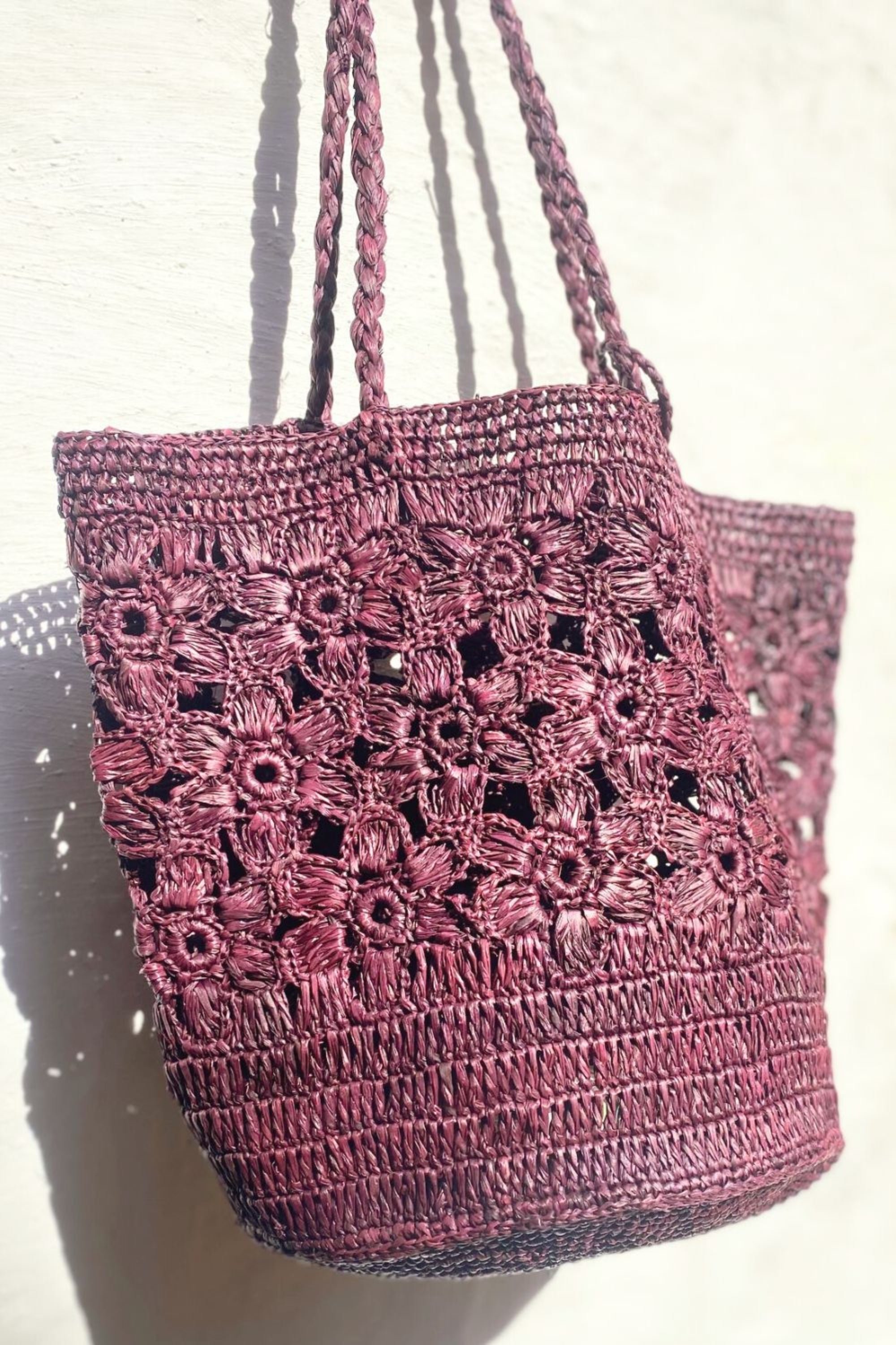 Profil du sac seau en crochet de raphia fleurs bordeaux- FLORES