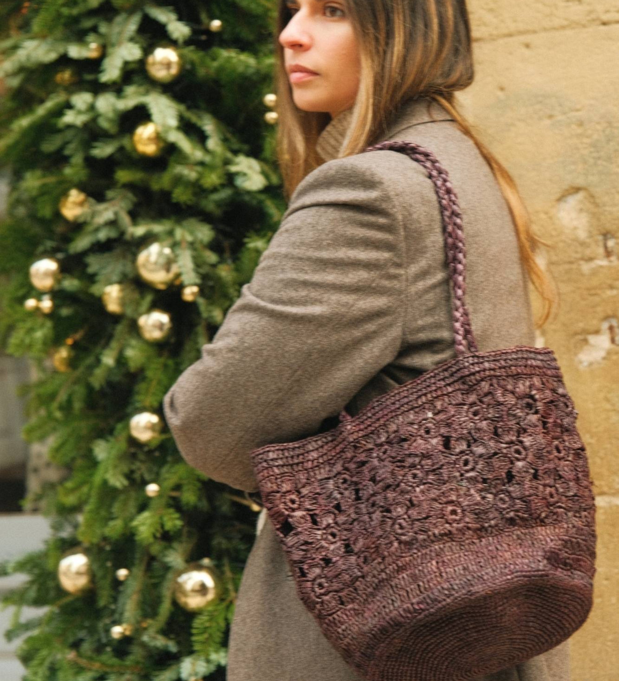 Sac seau en raphia fait main porté main– FLORES chocolat