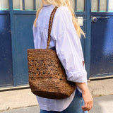 Sac seau en raphia fait main porté épaule– FLORES tabac