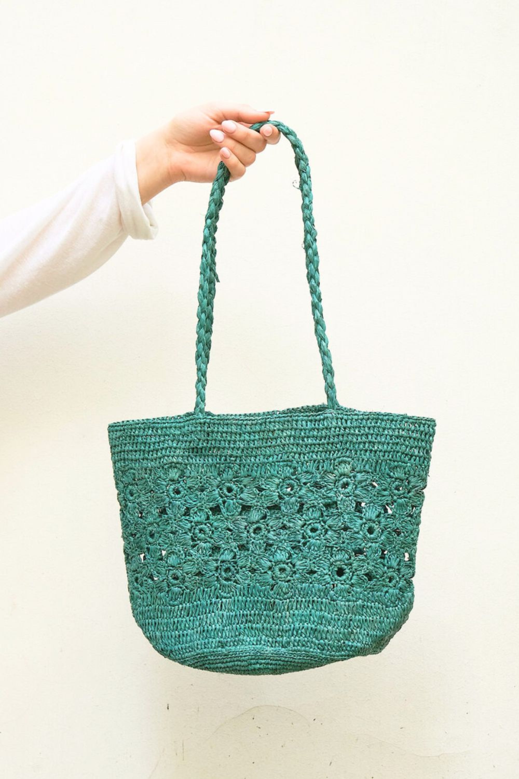 Sac seau en raphia fait main photo studio– FLORES vert
