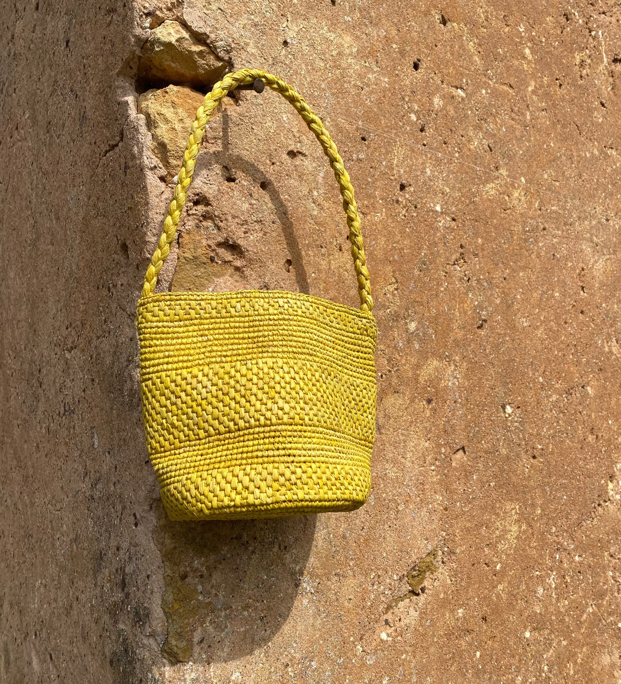petit sac seau en raphia jaune fait main