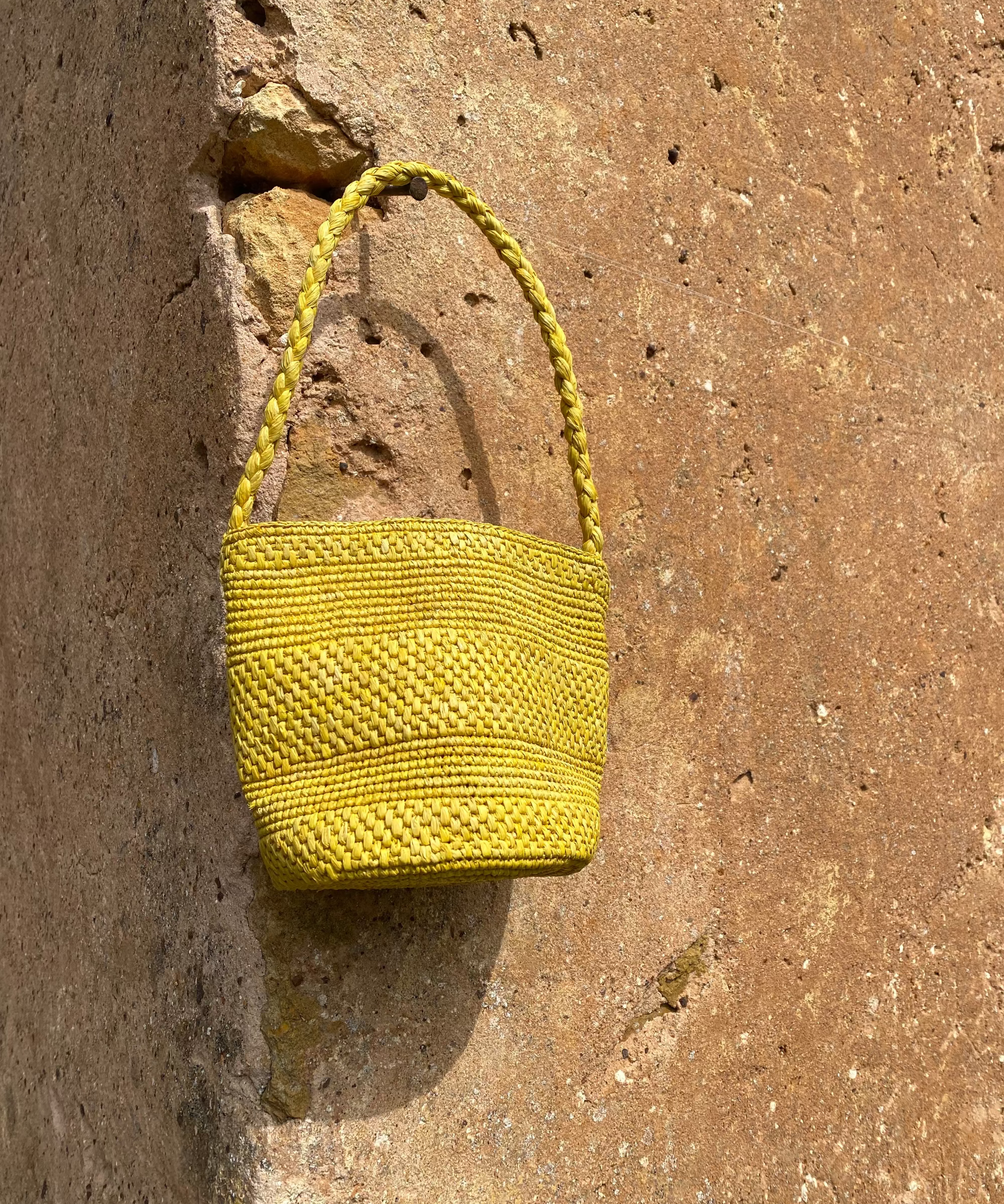 petit sac seau en raphia jaune fait main
