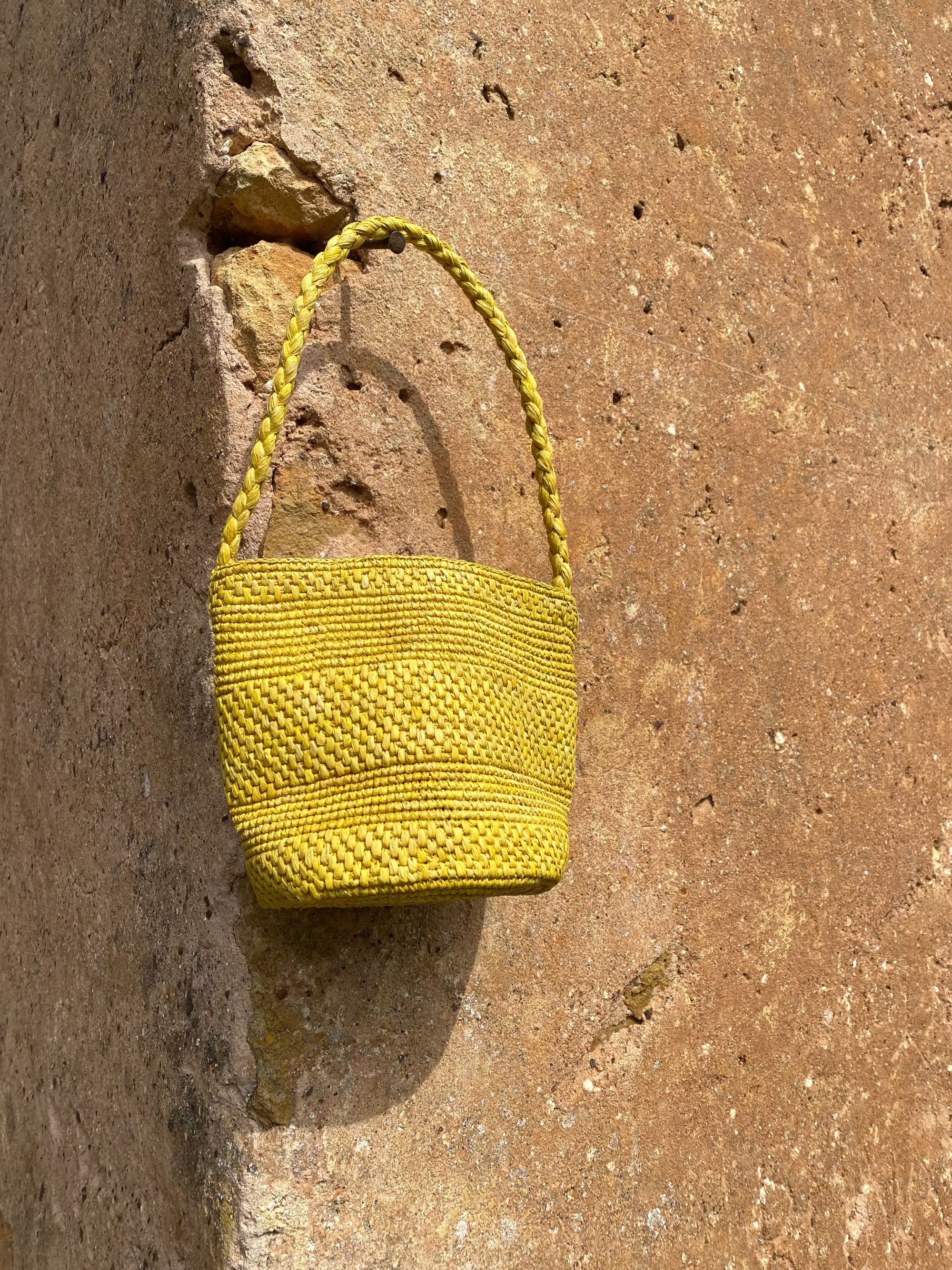 petit sac seau en raphia jaune fait main