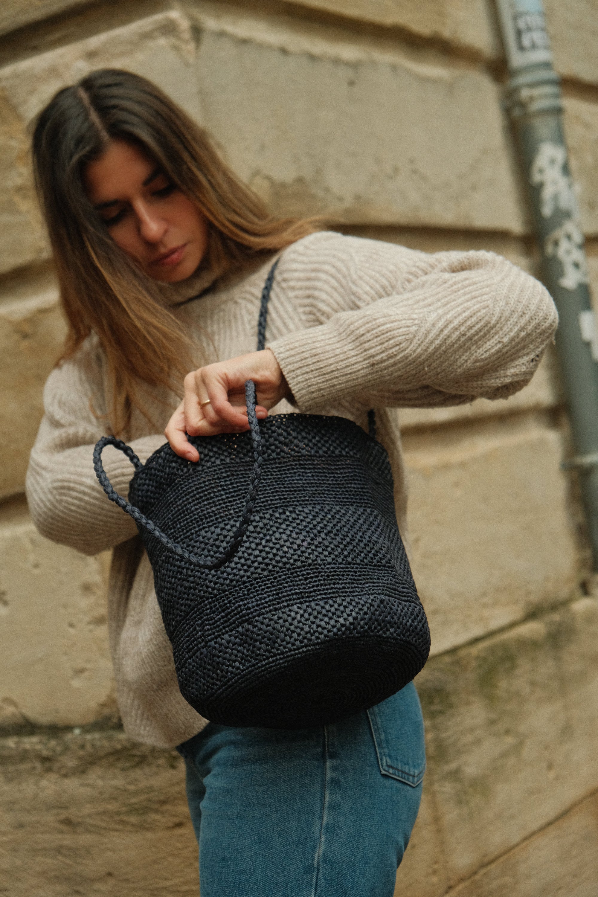 Sac seau en raphia fait main porté épaule – BIG SINY marine