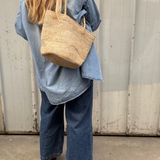 sac seau pour femme porté avec un style boyish intemporel 