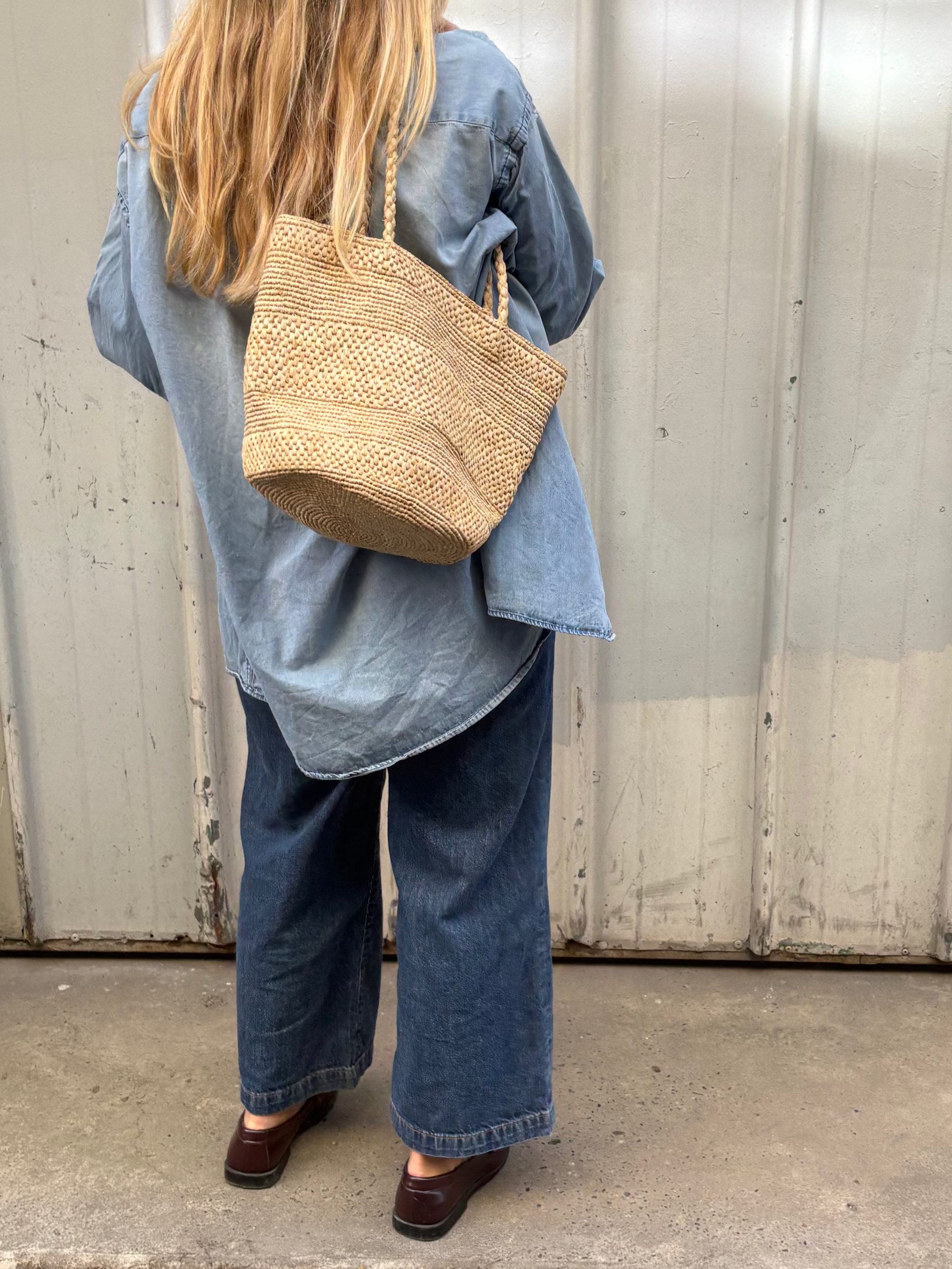 sac seau pour femme porté avec un style boyish intemporel 