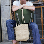 sac seau en crochet de raphia naturel en premier plan
