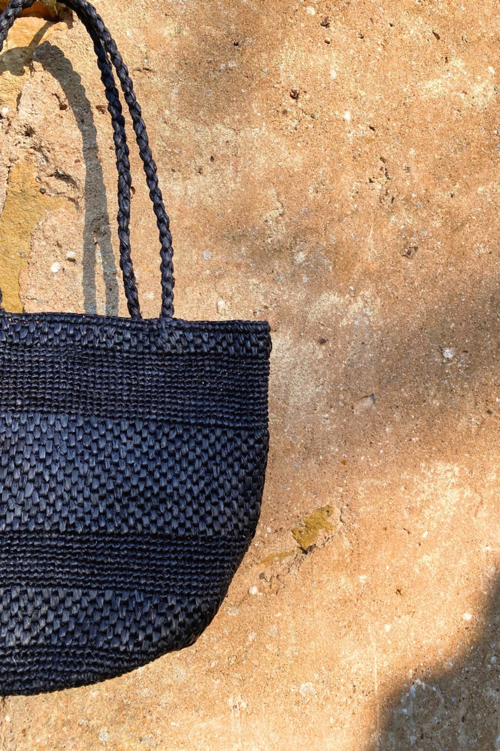 Détails du sac seau en raphia noir fait main – BIG SINY