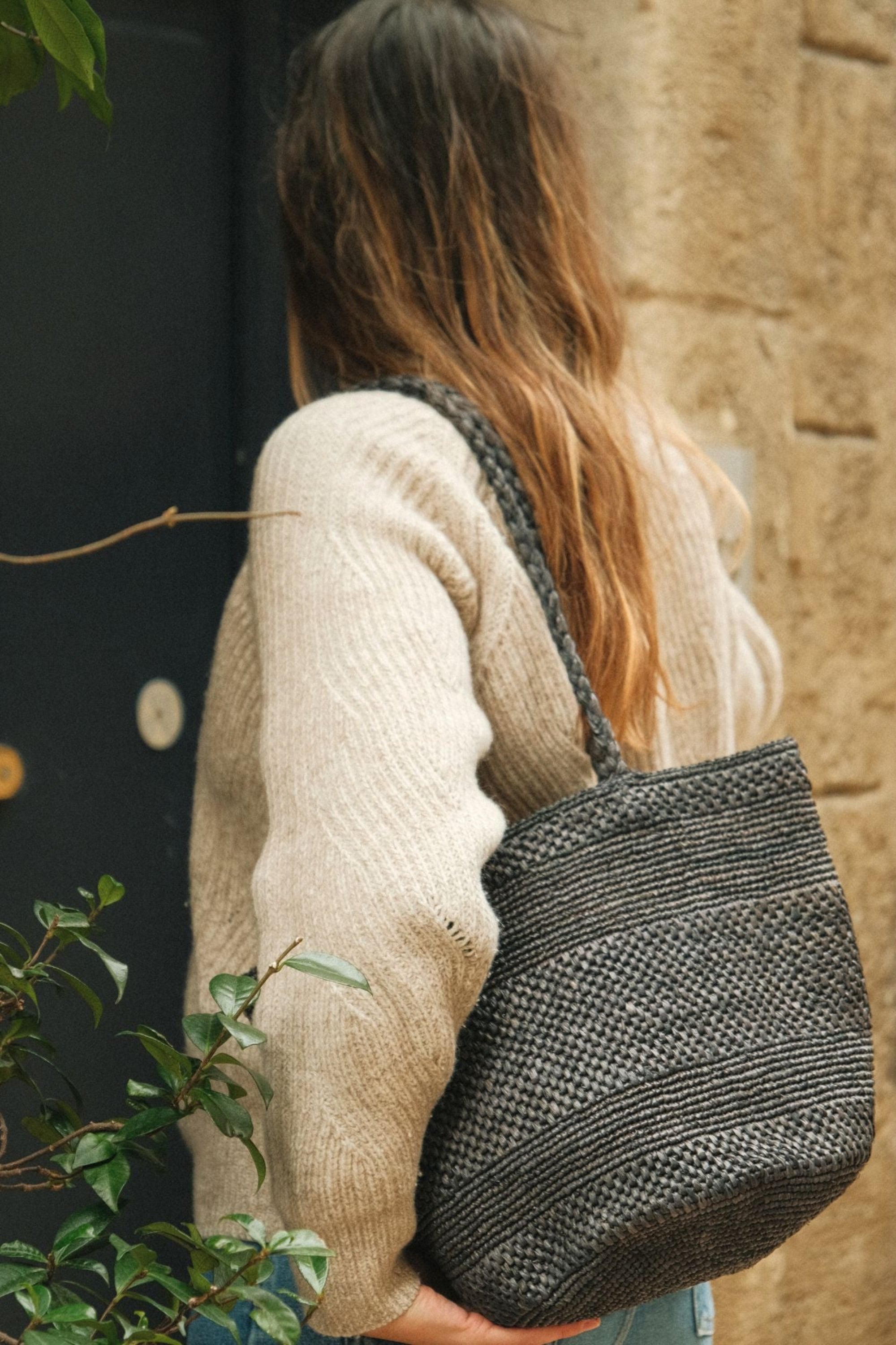 Sac seau en raphia fait main porté épaule – BIG SINY noir