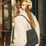 Sac seau en raphia porté à l’épaule – SINY noir