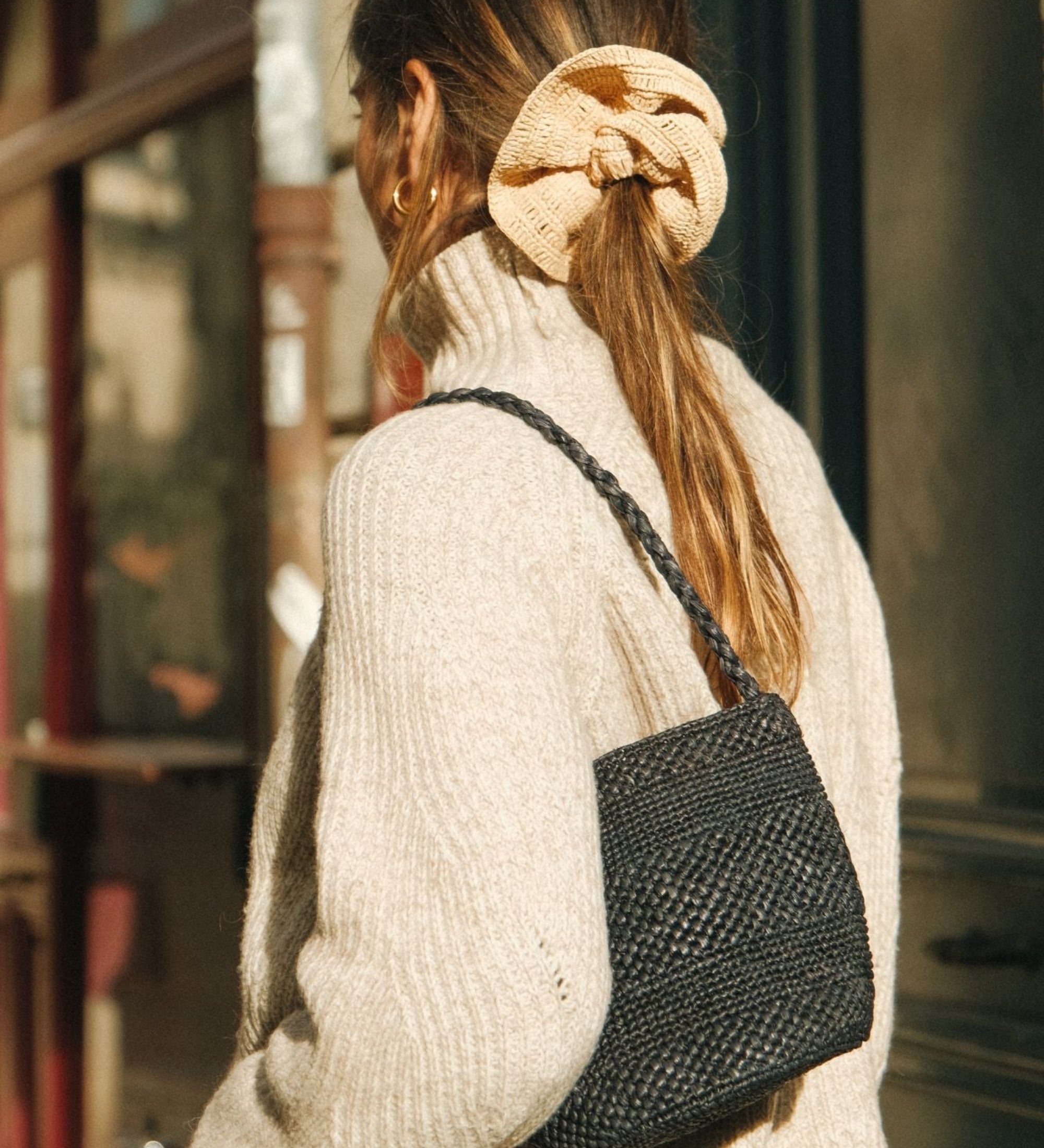 Sac seau en raphia porté à l’épaule – SINY noir