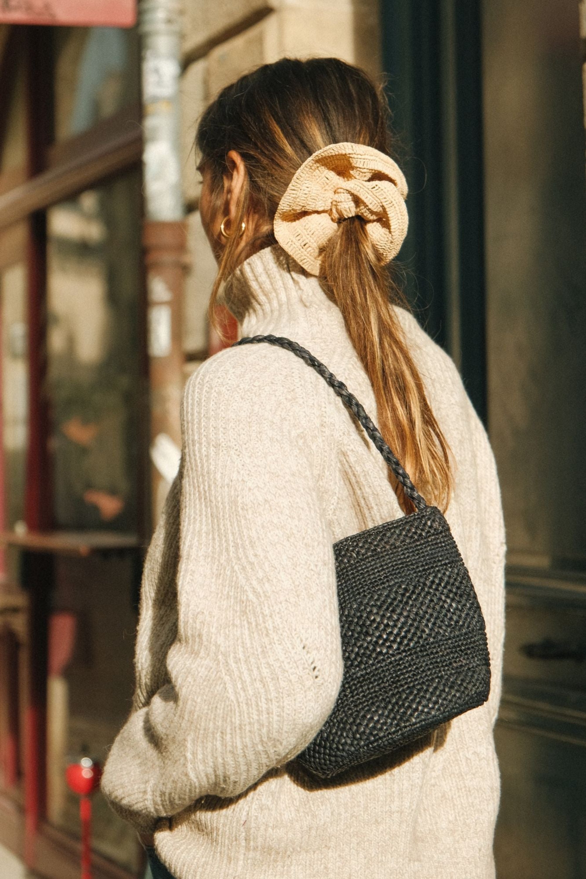 Sac seau en raphia porté à l’épaule – SINY noir