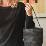 Sac seau en raphia noir porté main – SINY