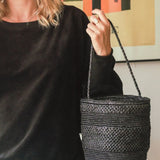 Sac seau en raphia noir porté main – SINY