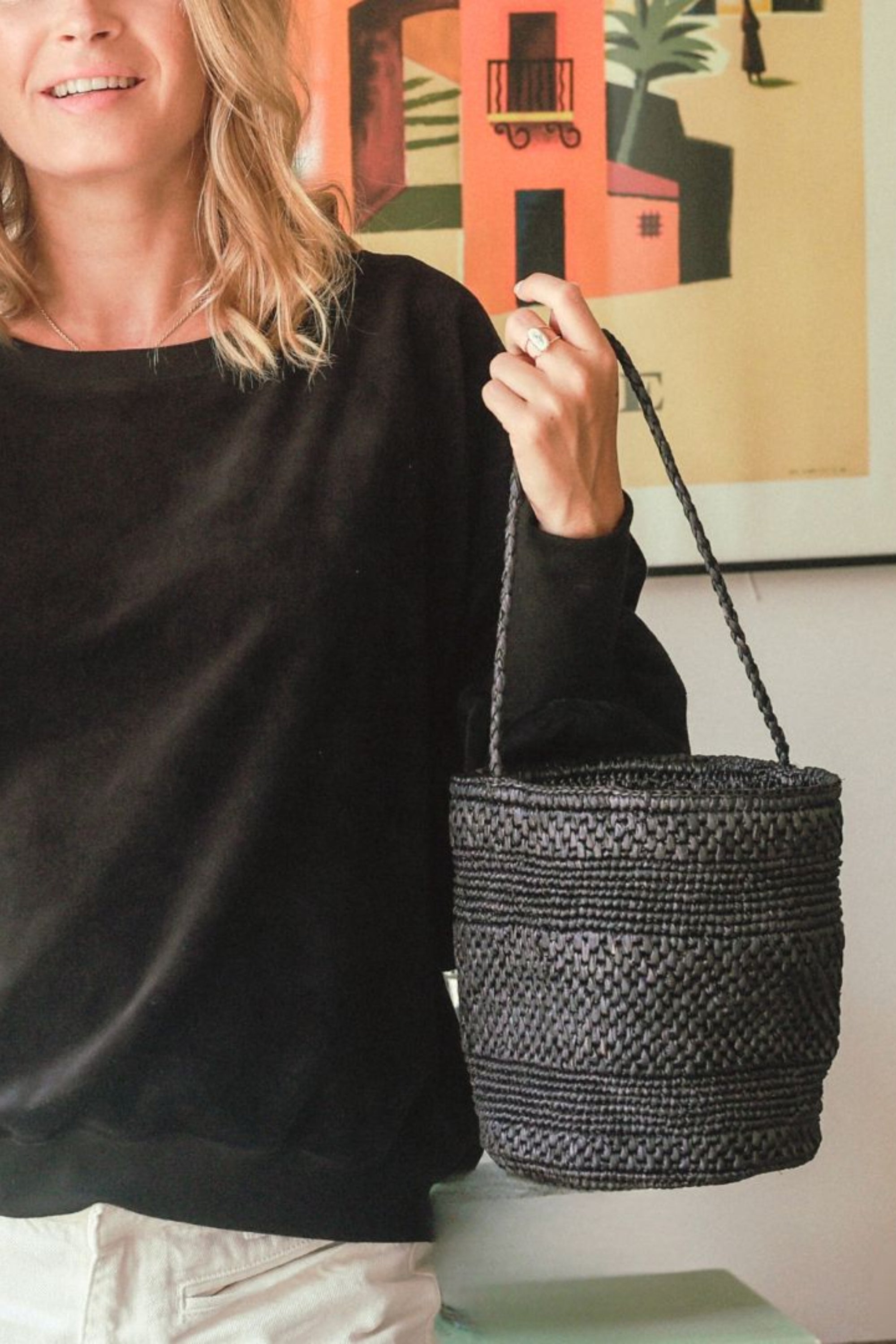 Sac seau en raphia noir porté main – SINY