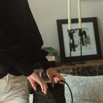 Sac seau en raphia noir posé– SINY