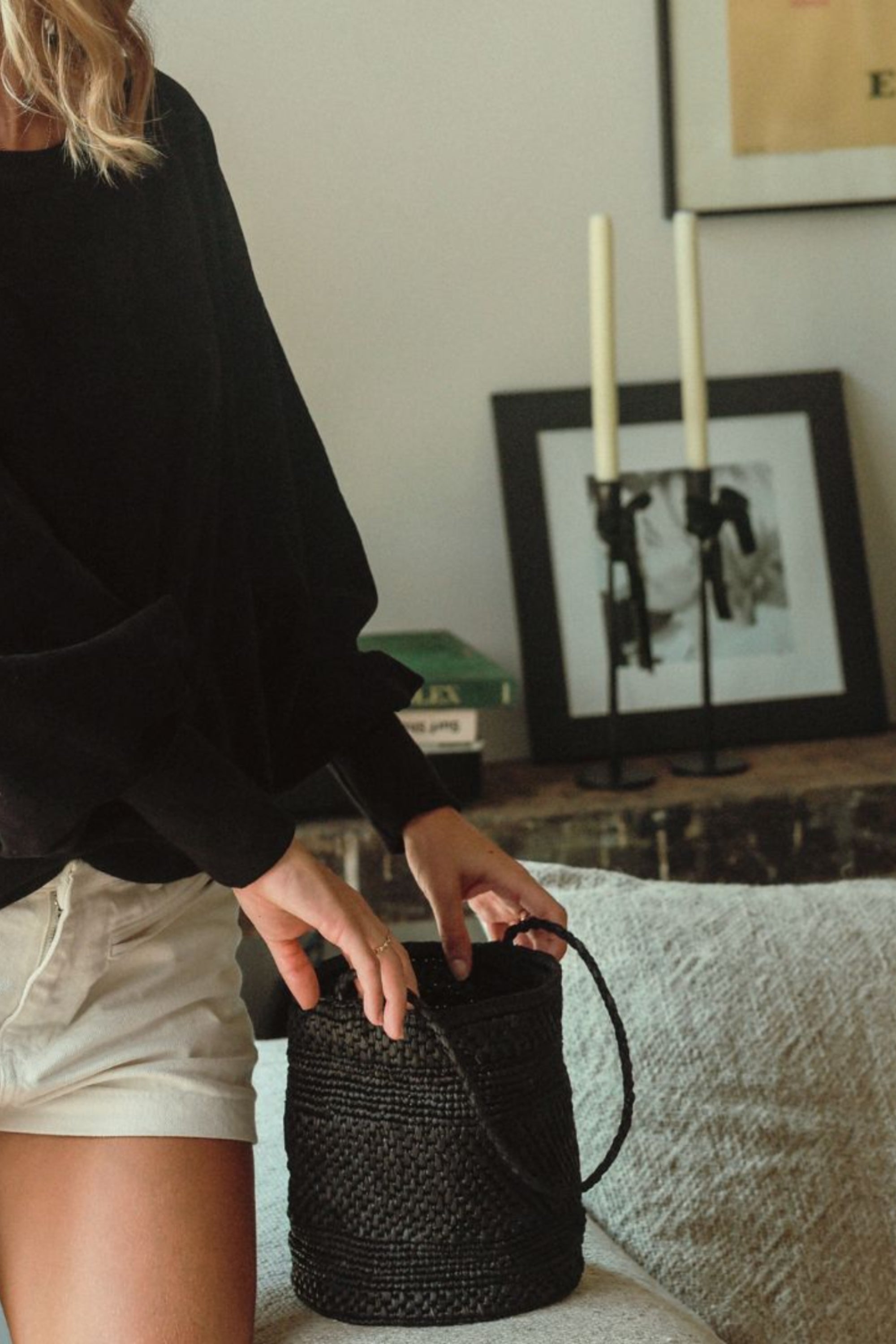 Sac seau en raphia noir posé– SINY