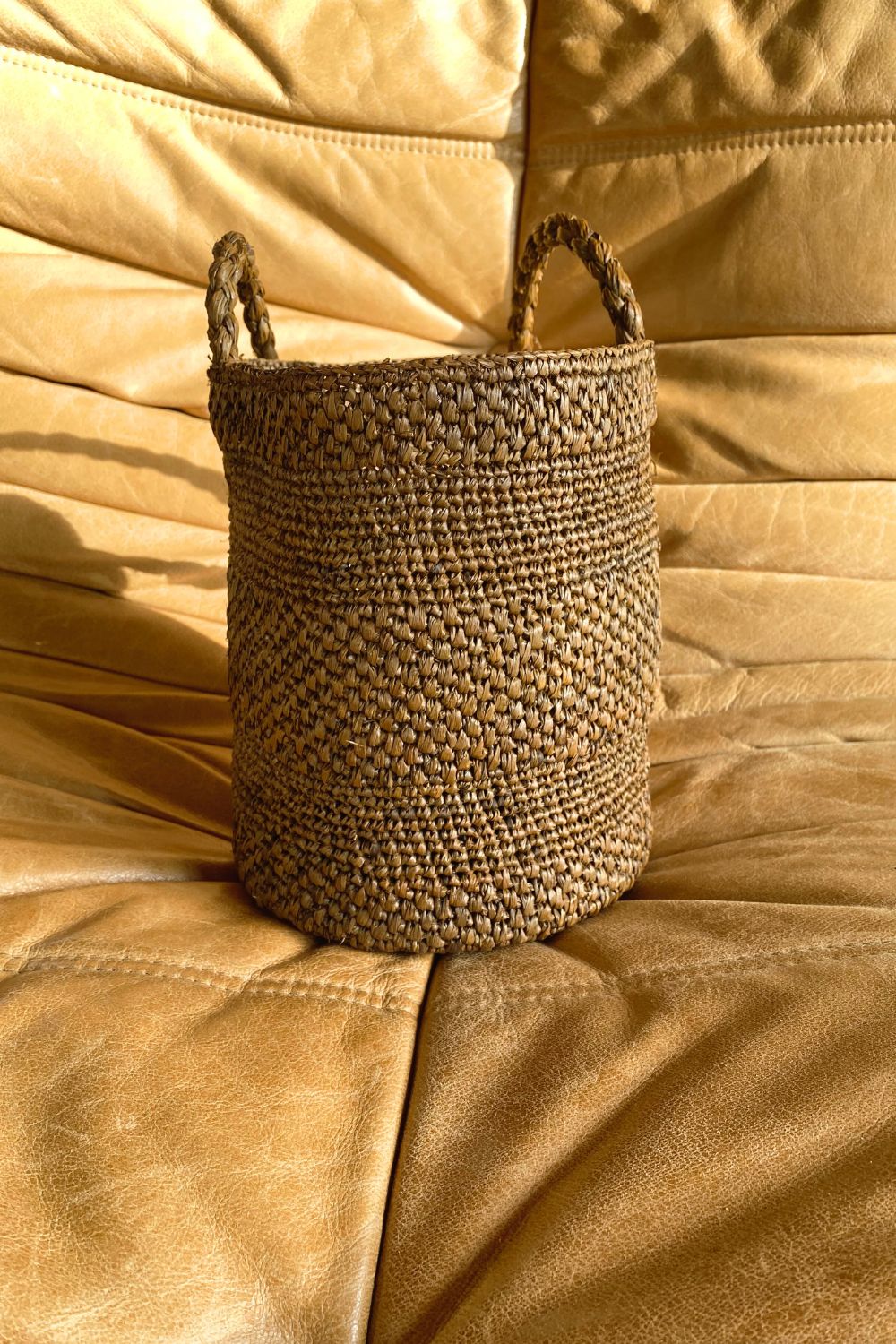 Sac seau en raphia tabac fait main posé– SINY