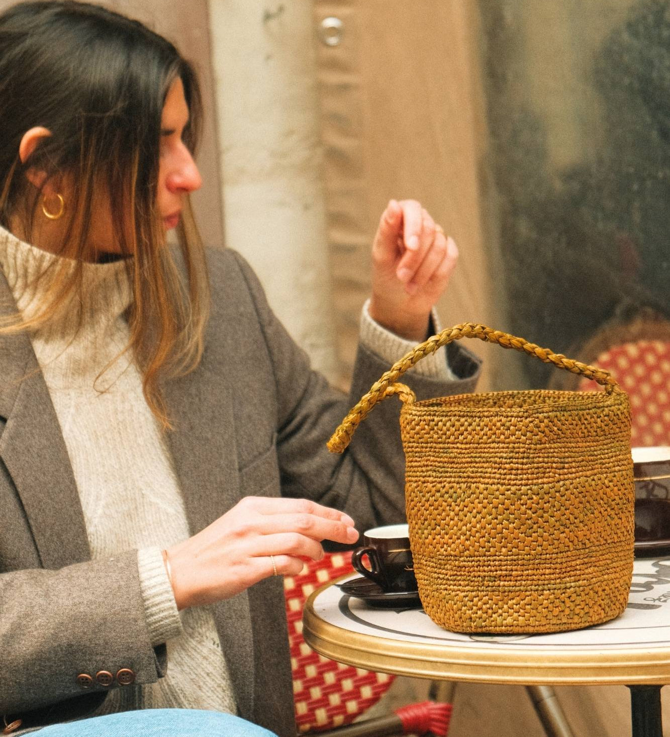 Sac seau en raphia automne porté – SINY