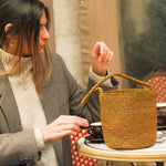 Sac seau en raphia automne porté – SINY