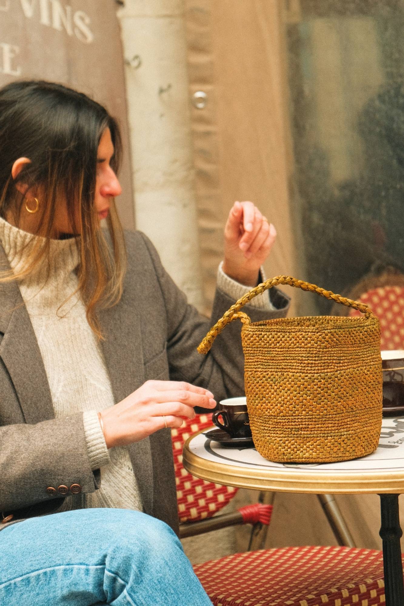 Sac seau en raphia automne porté – SINY