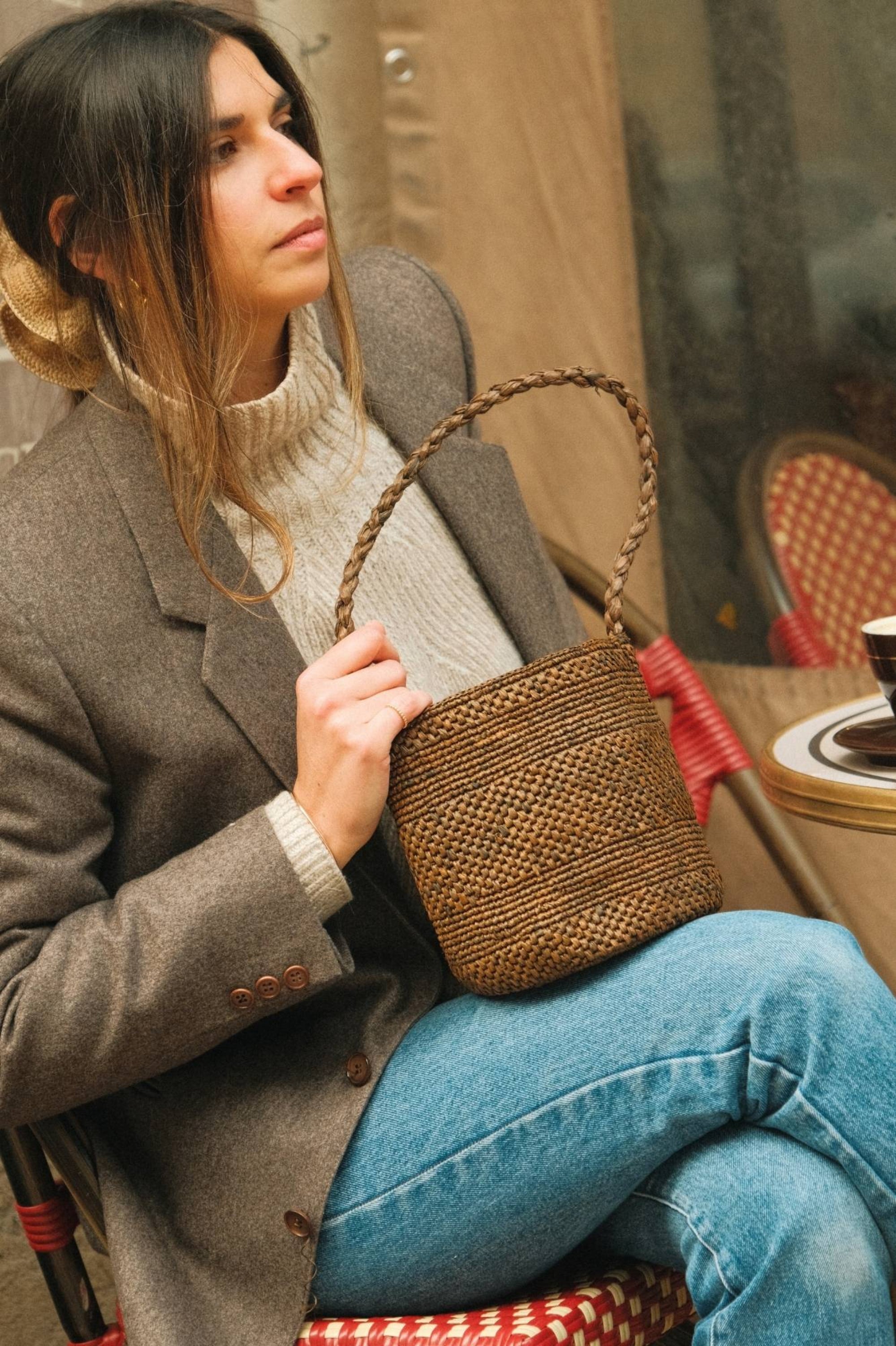 Sac seau en raphia tabac fait main – SINY