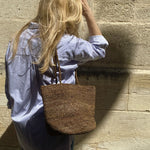 détails du sac seau en crochet de raphia fait main, BIG SINY tabac