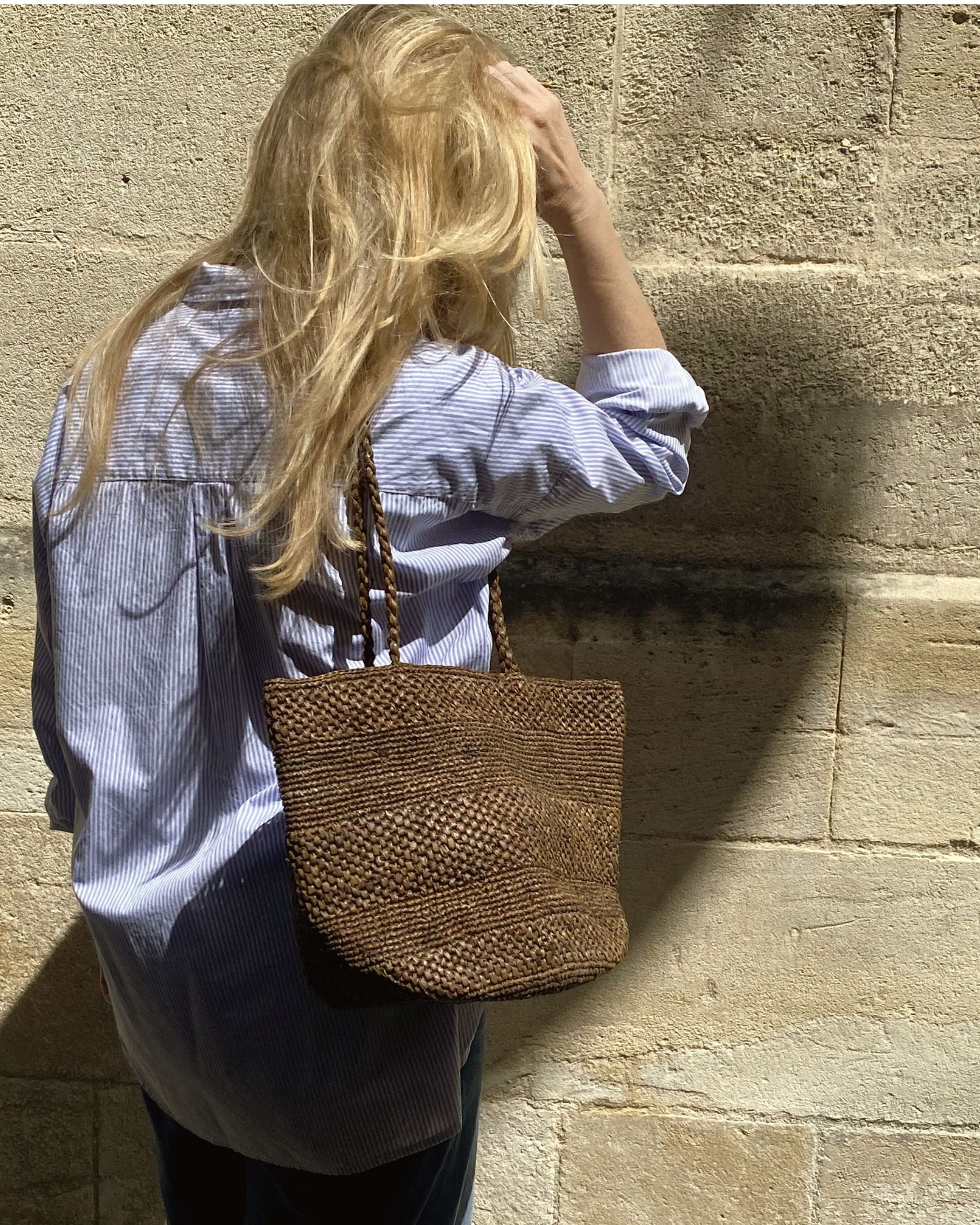 détails du sac seau en crochet de raphia fait main, BIG SINY tabac