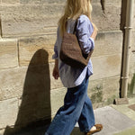 panier en raphia marron porté en ville, BIG SINY tabac