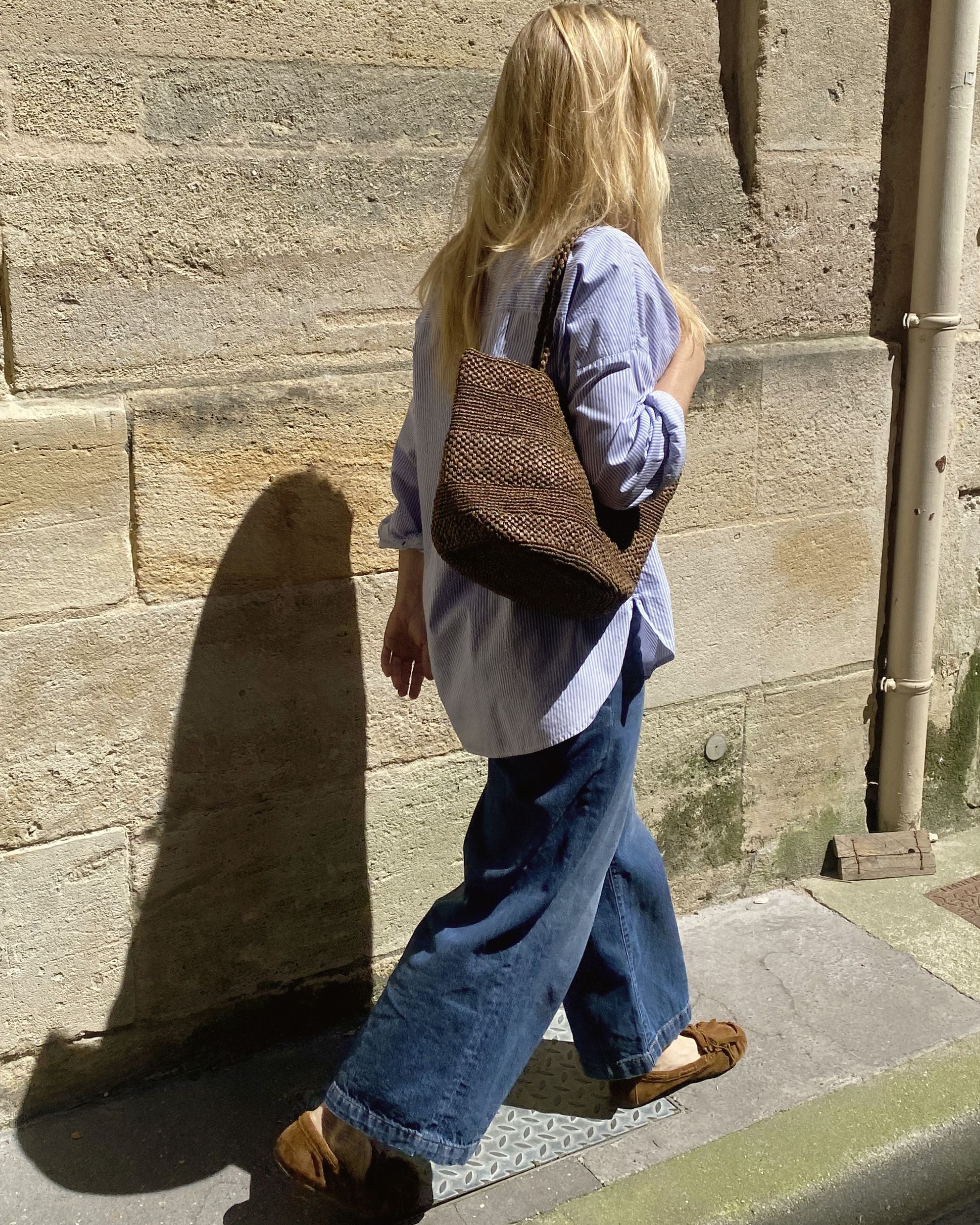 panier en raphia marron porté en ville, BIG SINY tabac
