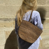 sac seau en crochet de raphia fait main porté à l'épaule, BIG SINY tabac