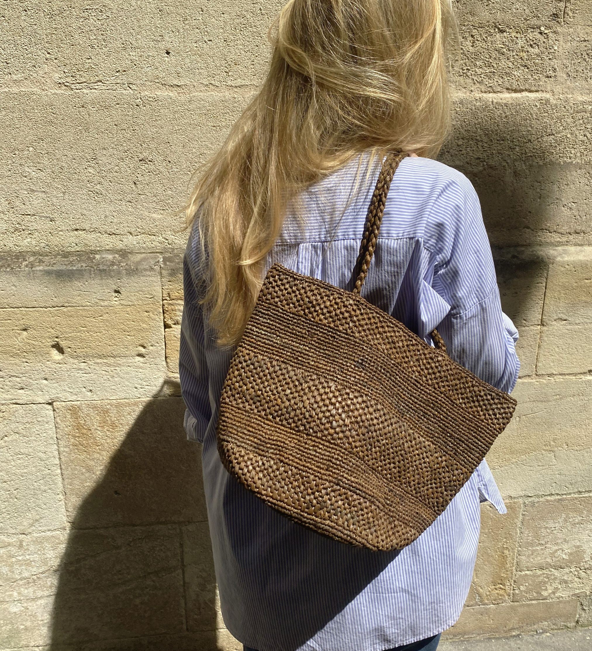 sac seau en crochet de raphia fait main porté à l'épaule, BIG SINY tabac