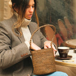 Sac seau en raphia tabac porté main– SINY
