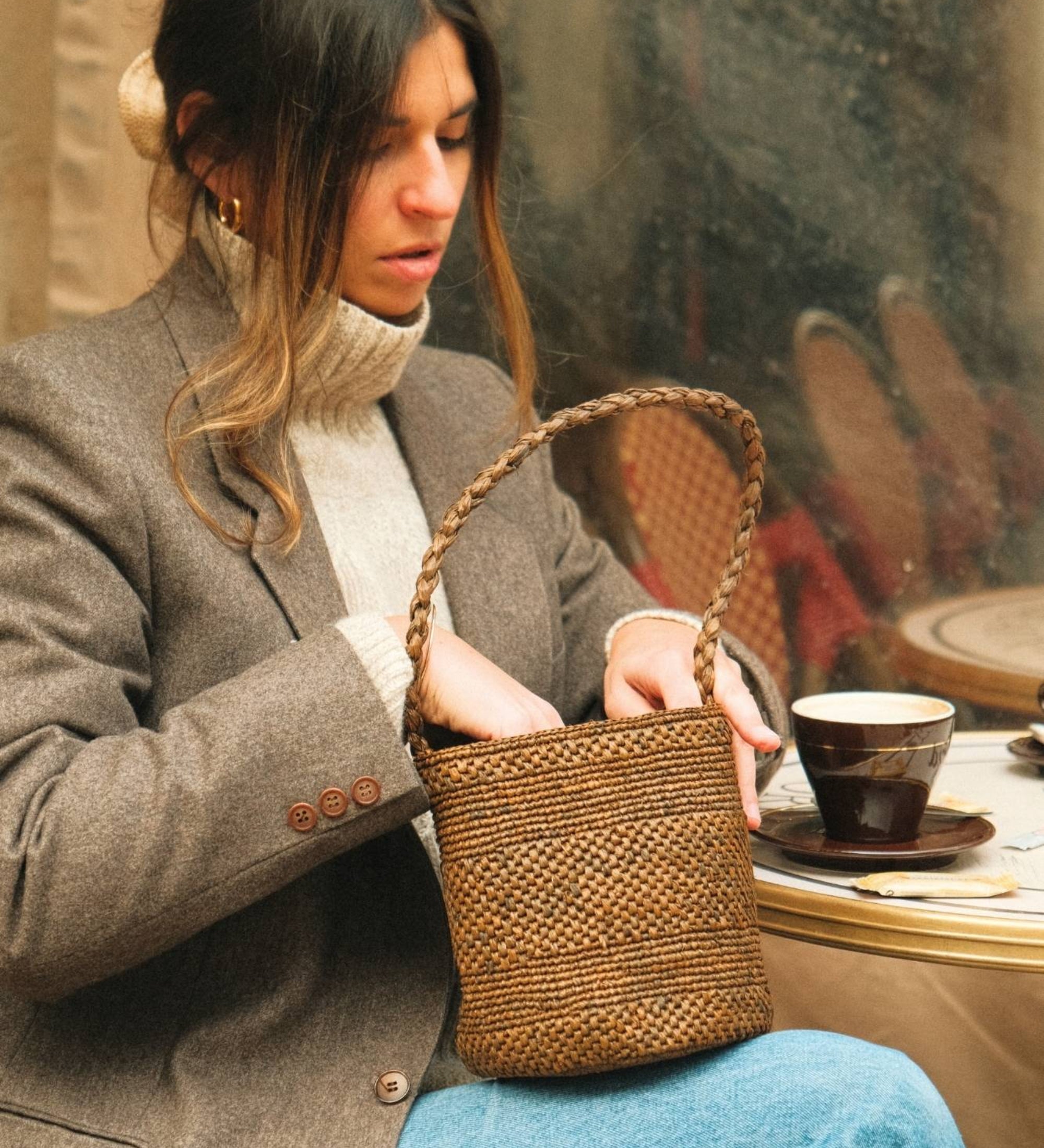 Sac seau en raphia tabac porté main– SINY