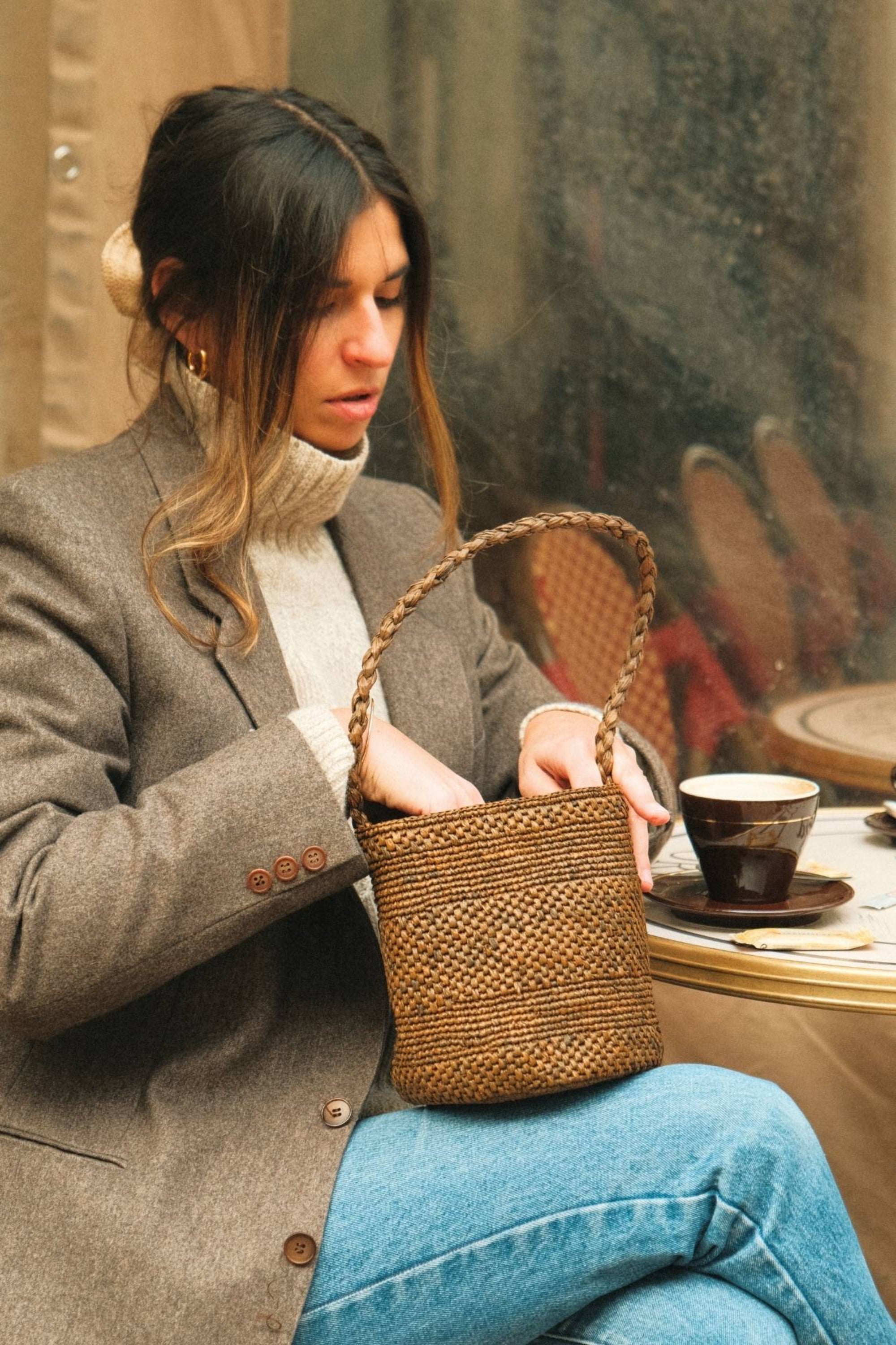 Sac seau en raphia tabac porté main– SINY