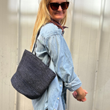 sac seau en raphia marine porté avec une tenue d'automne 