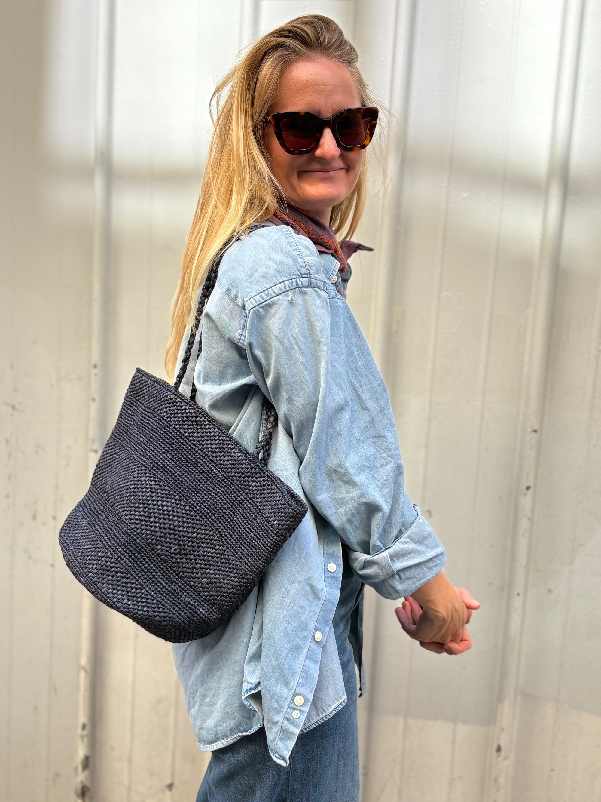 sac seau en raphia marine porté avec une tenue d'automne 